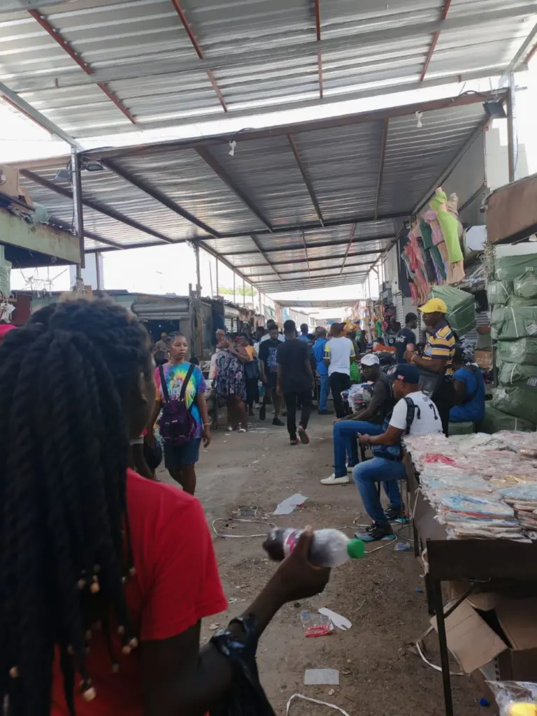 Consumidores en mercado de Dajabón