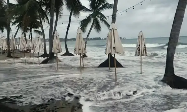 Continúan oleajes anormales en litoral costero de Puerto Plata