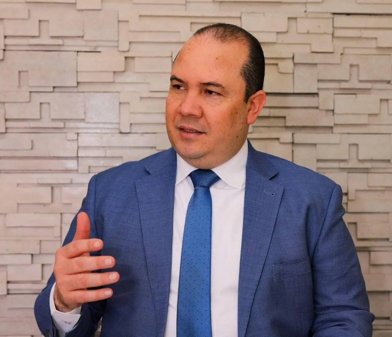 “Cuestionar no es calumniar”, aclara el politólogo Juan González sobre declaraciones de embajador ruso