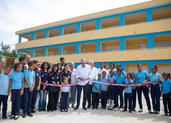 Presidente Abinader inaugura escuelas en San Pedro de Macorís
