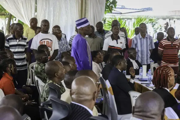 El autoproclamado pastor y exlíder de una secta Paul Mackenzie (a la derecha), junto a sus coacusados, en el banquillo de los acusados durante la lectura de la sentencia de su juicio por asesinato en los Juzgados de Mombasa, en Mombasa (Kenia). EFE/EPA/STRINGER