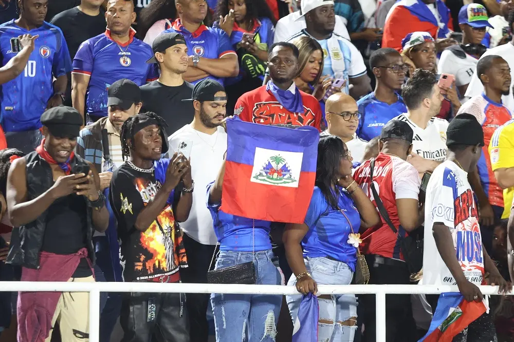Fiesta, memoria y colores: La comunidad haitiana se adueña del Estadio Félix Sánchez en un choque histórico