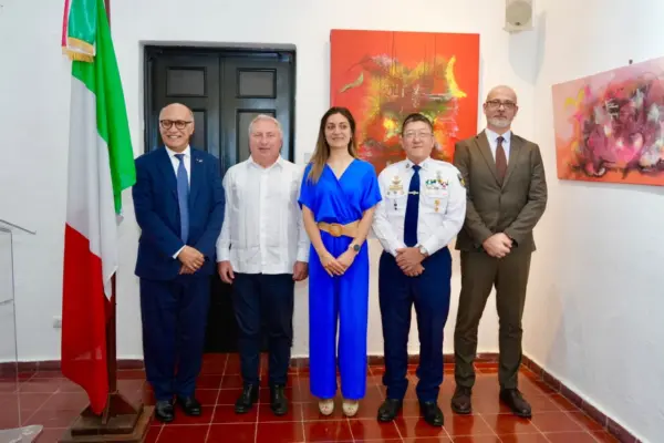 Personal diplomático y de Politur en acto entrega becas