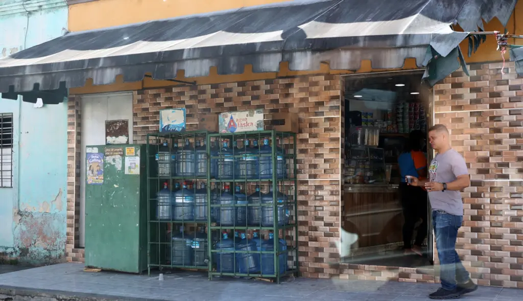 En el recorrido realizado por reporteros de El Día, se pudo observar que algunos negocios que no le han puesto protección a los botellones de agua, están ubicados donde no les da el sol. José de León.