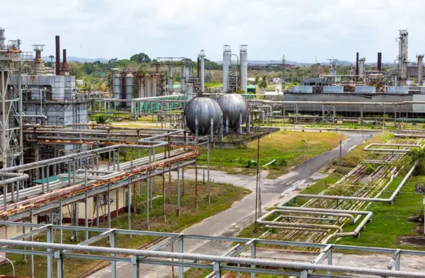Imagen de archivo de una refinería en en Pointe-a-Pierre (Trinidad y Tobago). EFE/Andrea De Silva