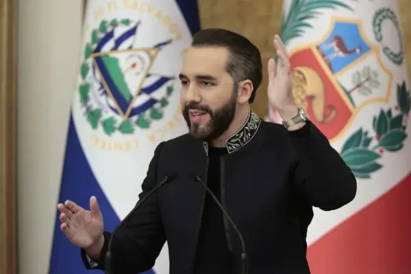 El presidente de El Salvador, Nayib Bukele, habla durante una rueda de prensa, en San Salvador (El Salvador). EFE/ Rodrigo Sura