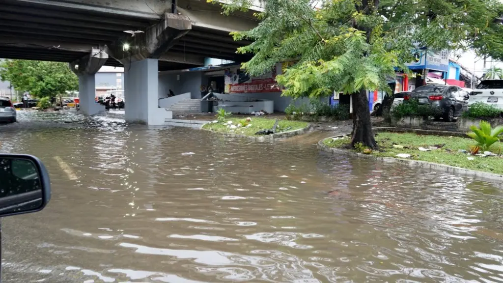 Lluvias desatan caos en el Gran Santo Domingo: tapones, inundaciones y actividades suspendidas