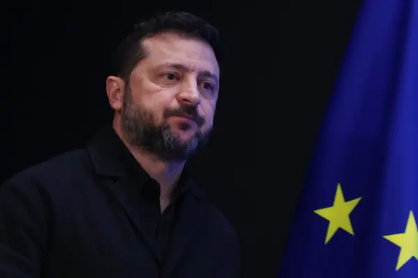 El presidente de Ucrania, Volodymyr Zelenskyy, a su llegada a una conferencia de prensa en una cumbre de la Unión Europea en Bruselas, el 16 de octubre de 2026. (AP Foto/Omar Havana) License this photo