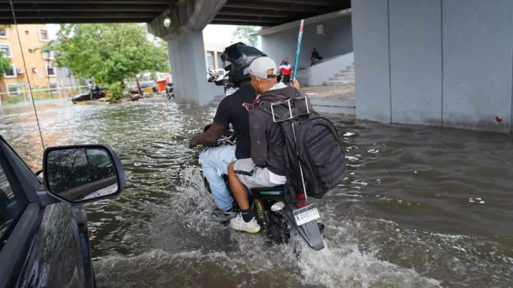 Lluvias desatan caos en el Gran Santo Domingo: tapones, inundaciones y actividades suspendidas