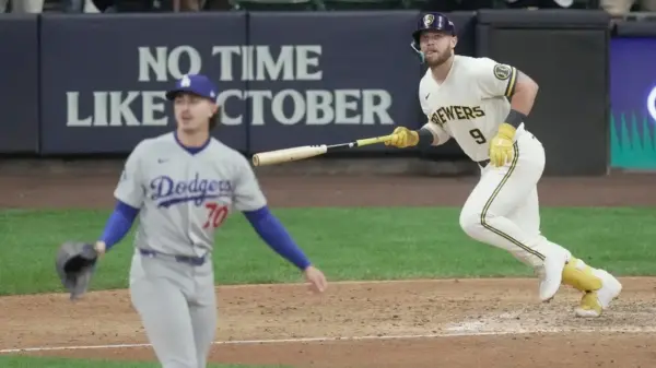 Jake Bauers, de Milwaukee, observa la trayectoria del jonrón que le conectó a Blake Snell.
