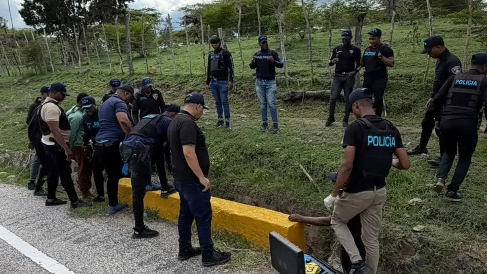Policía recupera celulares robados y arresta a dos jóvenes por asalto a tienda en San Juan