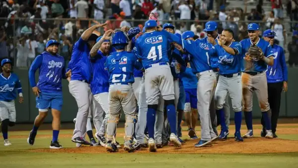 Los jugadores del Licey festejan por el no-hitter frente a los Toros en La Romana.