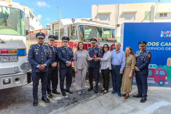 Carolina Mejía junto al general José Luis Frómeta Herasme y otras personalidades en la entrega de camiones.