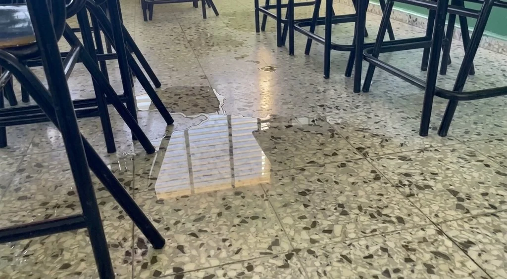 Filtraciones obligan a estudiantes a recibir clases virtuales Escuela Las Malvinas en Herrera