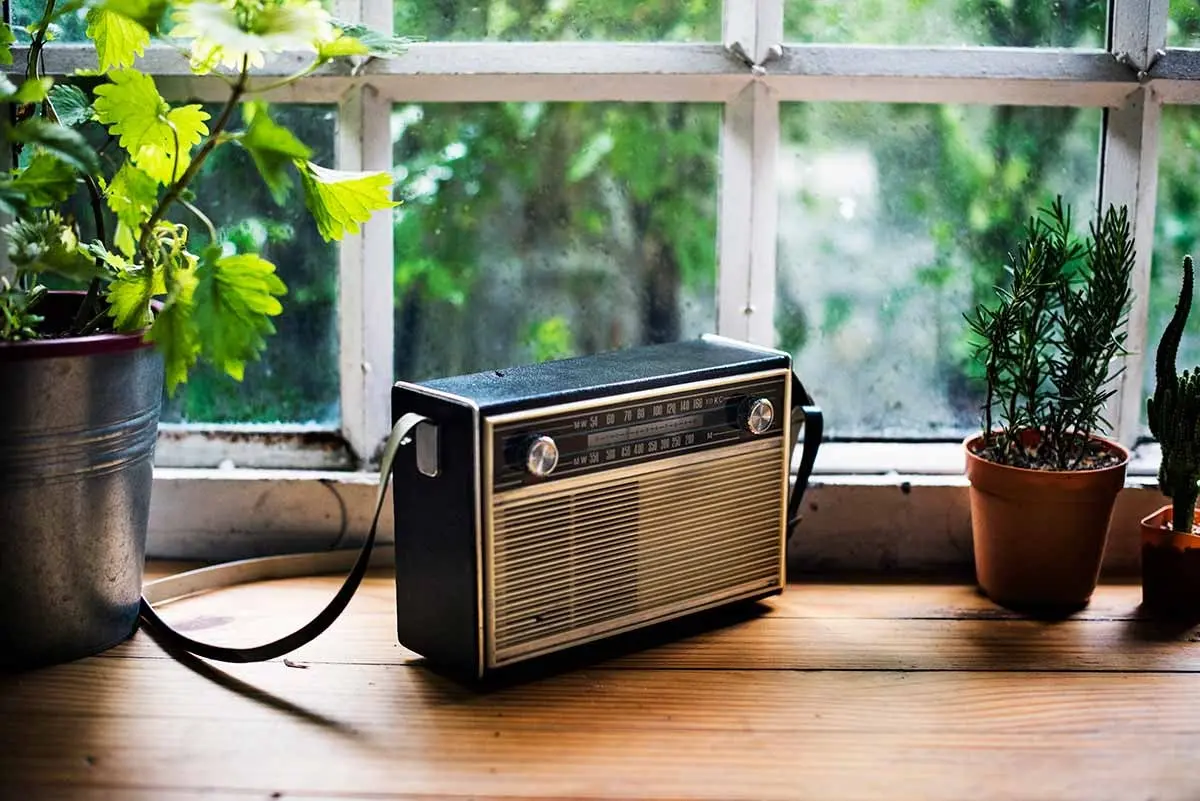 En una loma y frente a su parcela, Juan Tomás todavía encuentra el mundo en la radio