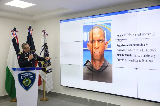 Apresa a hombre acusado de amordazar y asaltar a Kenny Grullón en su residencia