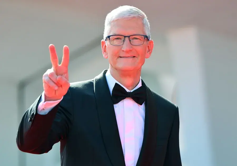 Tim Cook y John Ternus homenajean a Steve Jobs en el 15 aniversario de su muerte