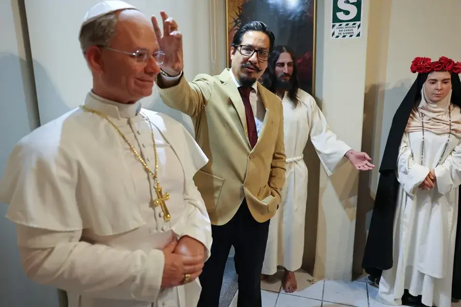 Así se hizo la estatua hiperrealista del papa León XIV: silicona, colores y pelo implantado