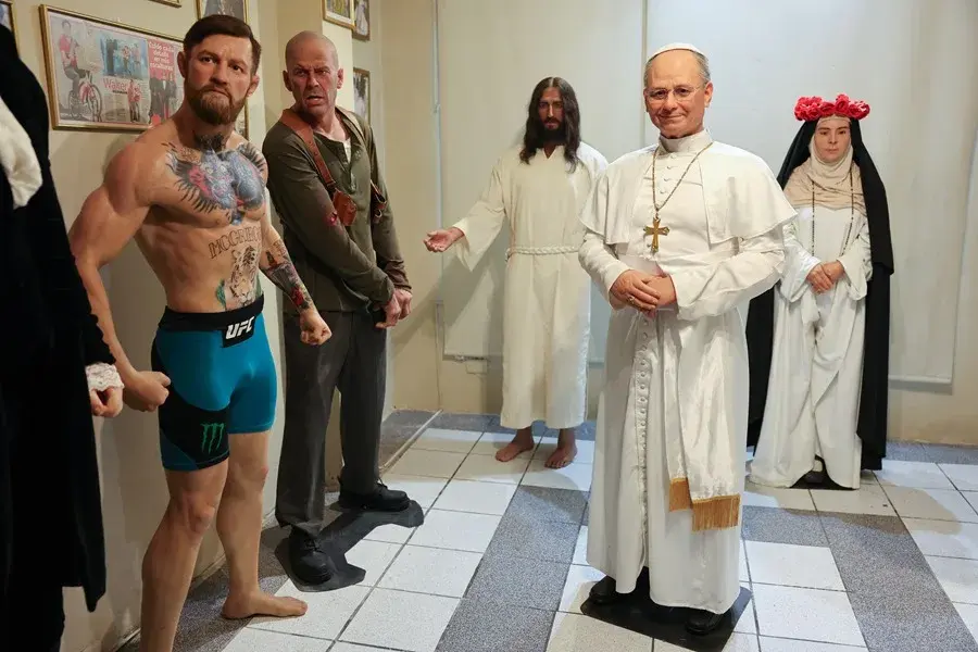 Así se hizo la estatua hiperrealista del papa León XIV: silicona, colores y pelo implantado