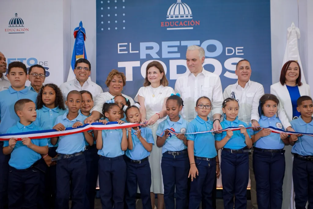 Entregan 836 apartamentos e inauguran escuela para 945 estudiantes en Santo Domingo Este
