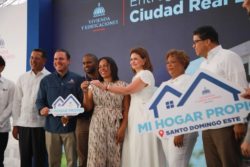 Entregan 836 apartamentos e inauguran escuela para 945 estudiantes en Santo Domingo Este