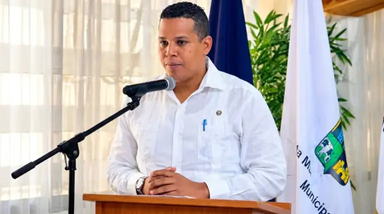 Imponen presentación periódica al director distrital de Rincón por posesión de armas y municiones