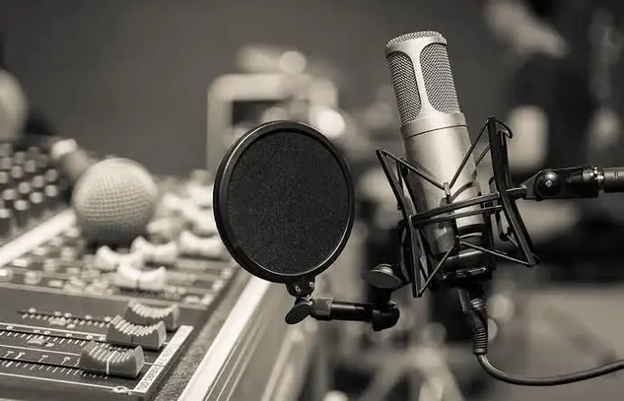 En una loma y frente a su parcela, Juan Tomás todavía encuentra el mundo en la radio