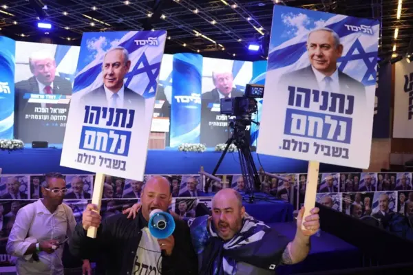 Partidarios del primer ministro israelí Benjamin Netanyahu reaccionan a las primeras encuestas a pie de urna en un acto electoral del partido Likud, en Jerusalén (Israel). EFE/Epa/Abir Sultan