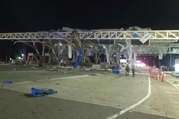 la explosión de un carro bomba