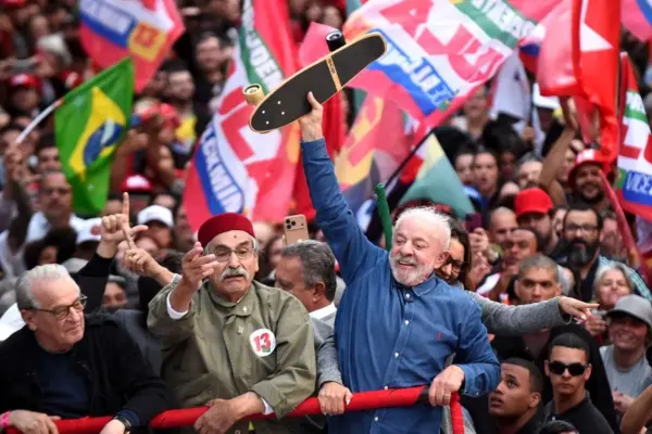 El presidente de Brasil y candidato a la reelección, Luiz Inácio Lula da Silva (d), sostiene una patineta durante un acto de campaña este lunes, en Porto Alegre (Brasil). Lula da Silva (Garanhuns, 80 años), es un octogenario que dice sentirse joven gracias a la doble causa que lo mueve: el combate a la ultraderecha y la protección de un legado de políticas sociales. EFE/ Ricardo Rimoli
