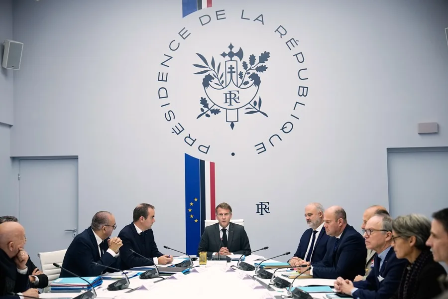 El presidente francés, Emmanuel Macron (centro), asiste a una reunión del consejo de seguridad. EFE/EPA/Teresa Suarez