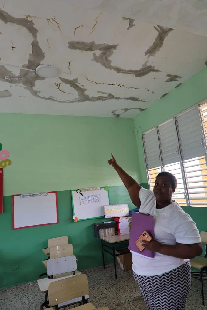 Filtraciones obligan a estudiantes a recibir clases virtuales Escuela Las Malvinas en Herrera