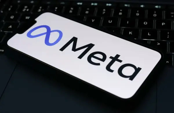 Fotografía de archivo de un teléfono celular con el logo de la empresa Meta. EFE/ Adam Vaughan