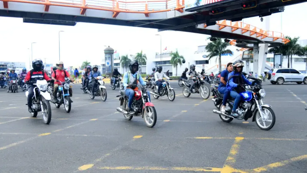 Exigencia de papel de buena conducta dificulta a motoristas sacar licencias de conducir