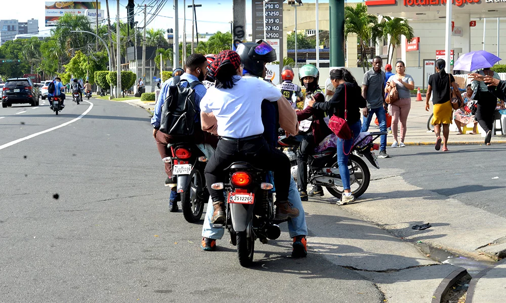 El carro público pierde terreno frente a motores, motoconchos y aplicaciones de transporte