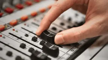 ¿Cuánto cuesta estar al aire hoy? El negocio detrás de una emisora que se reinventa