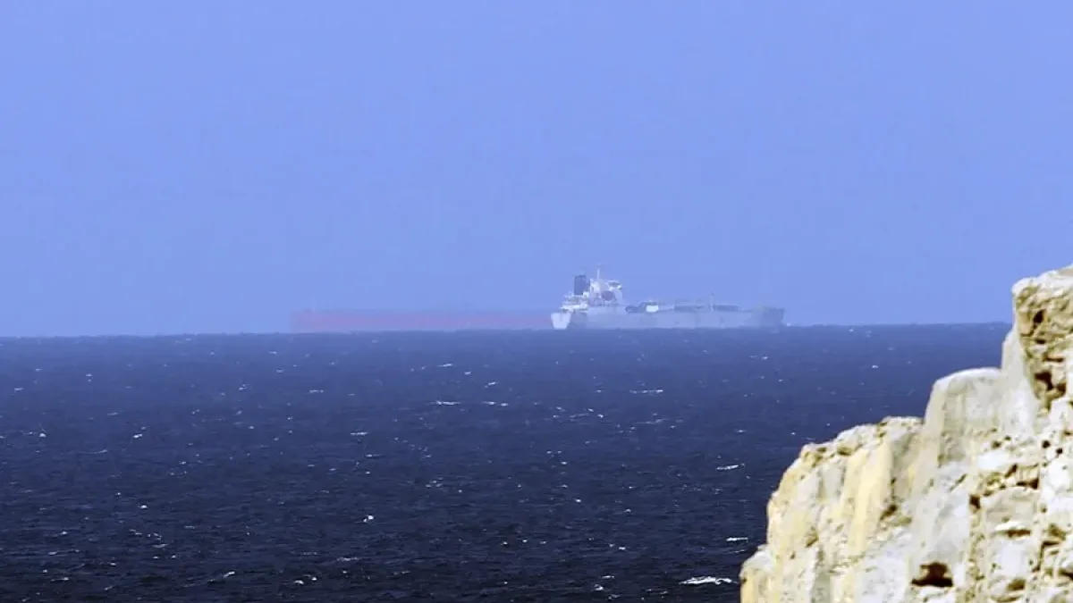 Irán informa de una explosión en un petrolero tras chocar con una mina en Ormuz