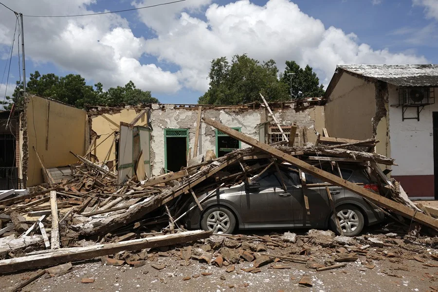 Fotografía de archivo que muestra casas destruidas por el terremoto de magnitud 7,7, en La Villa de Los Santos (Panamá). EFE/ Bienvenido Velasco