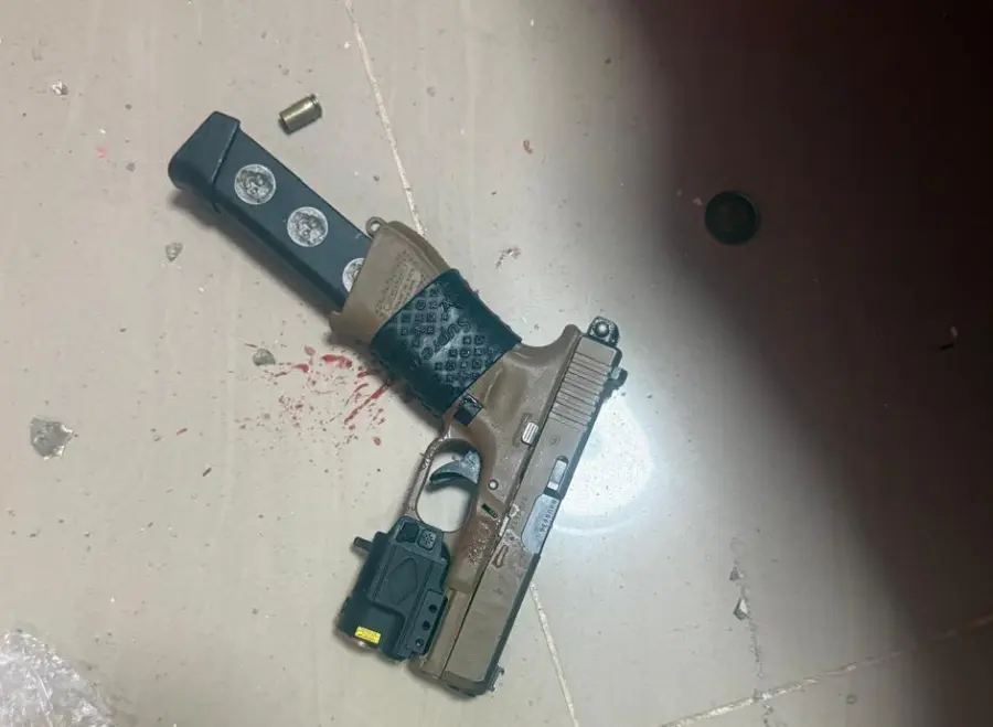 Pistola ocupada en el lugar del hecho.