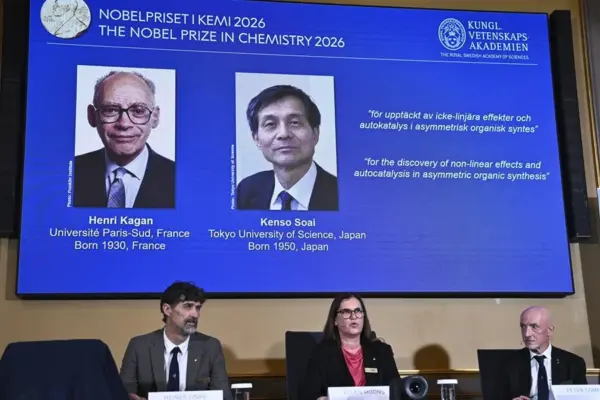 Miembros del Comité Nobel de Química anuncian a los galardonados con el Premio Nobel de Química 2026, Kenso Soai y Henri B. Kagan, durante una conferencia de prensa en la Real Academia Sueca de Ciencias en Estocolmo, Suecia. EFE/EPA/Fredik Sanberg