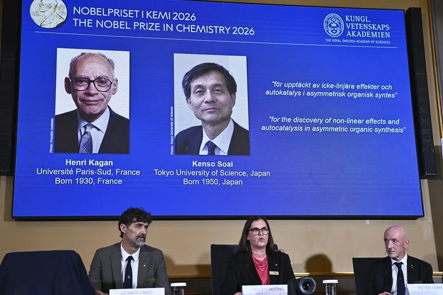 Miembros del Comité Nobel de Química anuncian a los galardonados con el Premio Nobel de Química 2026, Kenso Soai y Henri B. Kagan, durante una conferencia de prensa en la Real Academia Sueca de Ciencias en Estocolmo, Suecia. EFE/EPA/Fredik Sanberg