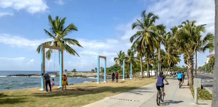 Ruta turística en bici por malecón y sectores del Distrito.