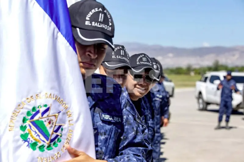 Militares salvadoreños
