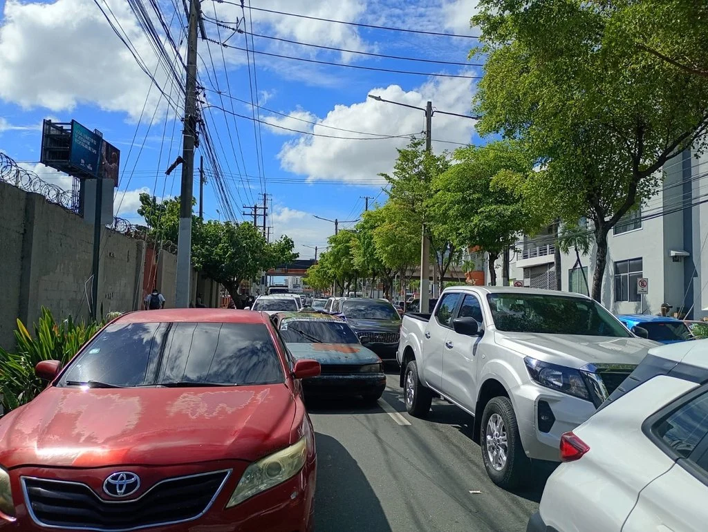Recolectores de basura crean caos y agudizan aún más el tránsito en DN