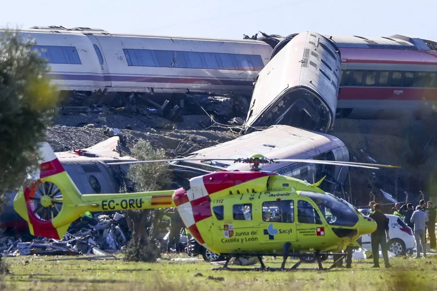 Dos trenes de alta velocidad, uno de Renfe y otro de Iryo, han colisionado a primera hora. EFE/Ismael Herrero