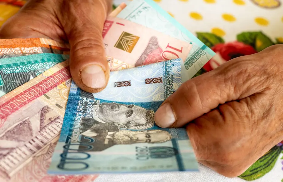 Cuatro de cada diez dominicanos no ganan lo suficiente para cubrir sus necesidades básicas, pese a tener trabajo