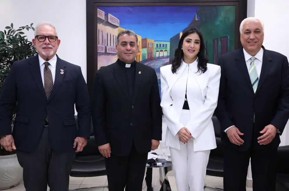 De izquierda a derecha: Rafael Teijeiro Ruiz, secretario de la ADRU; Isaac García de la Cruz, presidente de la ADRU y rector de la Universidad Católica Nordestana (UCNE); Katia Gutiérrez, directora ejecutiva de la ADRU; y Erick Pérez Vega, vocal de la ADRU y rector de la Universidad Acción Pro Educación y Cultura (UNAPEC).