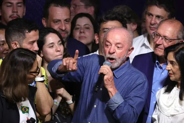 El presidente de Brasil, Luiz Inácio Lula da Silva, pronuncia un discurso tras ganar las elecciones presidenciales de Brasil, en el Hotel Intercontinental en Sao Paulo (Brasil). EFE/ Sebastiao Moreira