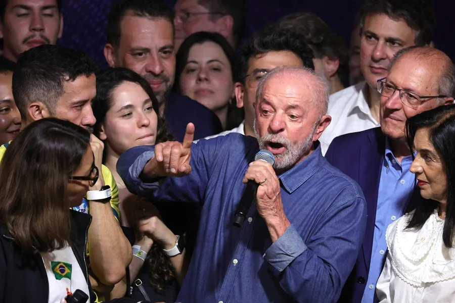 El presidente de Brasil, Luiz Inácio Lula da Silva, pronuncia un discurso tras ganar las elecciones presidenciales de Brasil, en el Hotel Intercontinental en Sao Paulo (Brasil). EFE/ Sebastiao Moreira